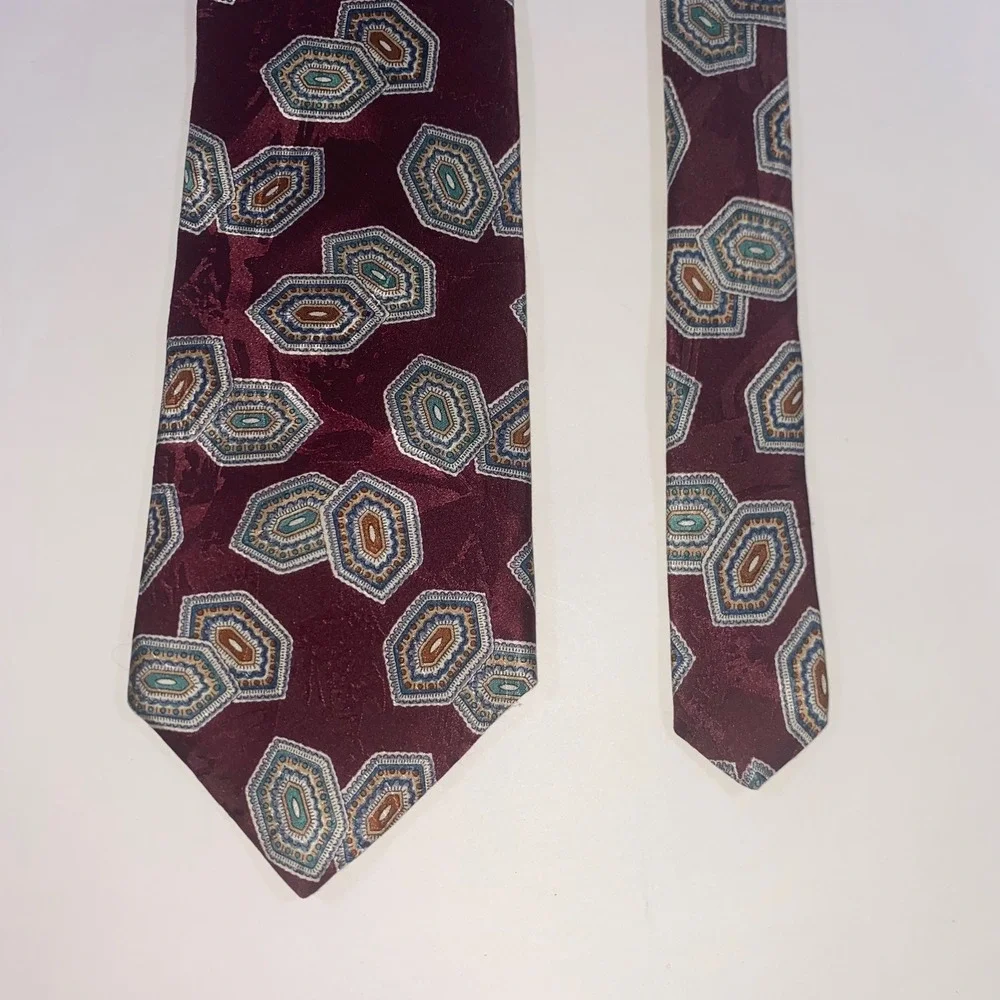 Park Avenue Mens Silk Tie Burgundy Geometric Medallion Made in USA‎ 2857
